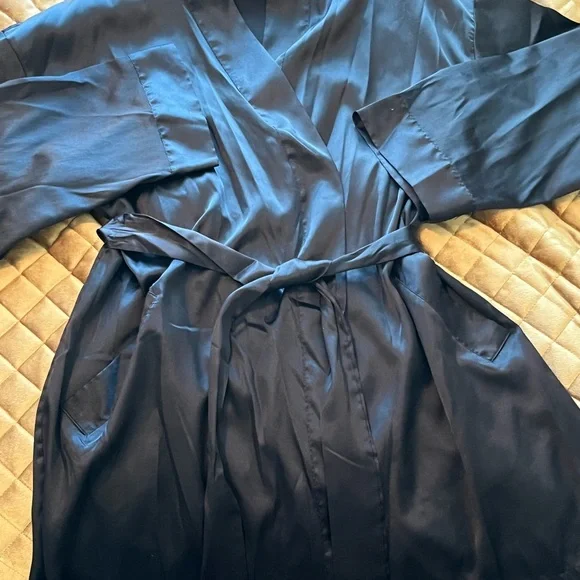 Victoria’s Secret Black Satin Robe Silky Wrap Tie Waist Lounge Bridal S M L - Picture 4 of 4